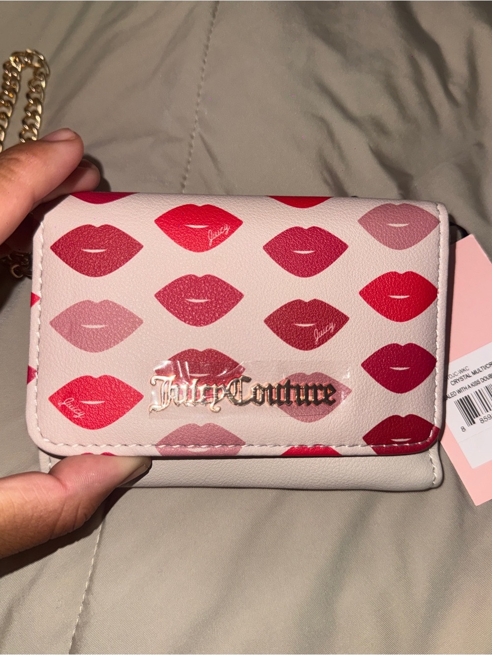 Juicy Couture White Wallet with Pink and Red Lip Print and Gold Chain - Picture 2 of 5